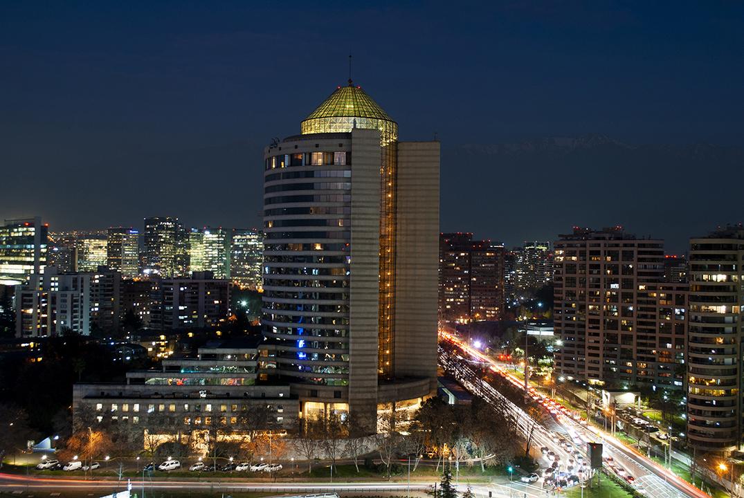 Отель Mandarin Oriental, Сантьяго Экстерьер фото The hotel at night
